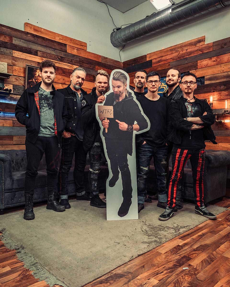 saltatio-mortis-streaming-konzert-pappaufsteller-hockant